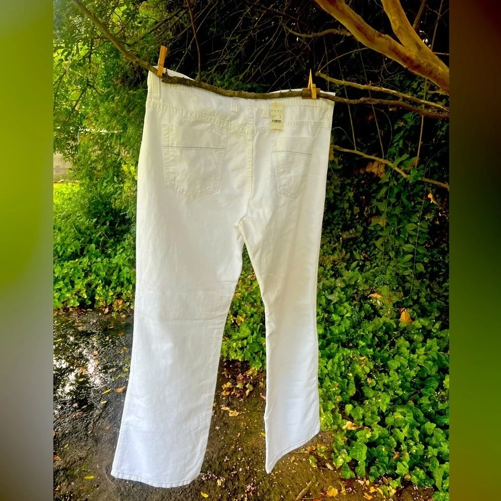 NWT- Eddie Bauer women’s Relaxed White Jeans 👖